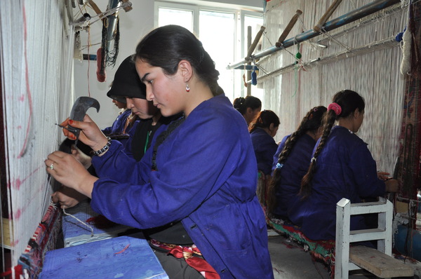 2011年7月，北京市妇联援助农十四师皮山农场织毯机，拓宽皮山农场少数民族妇女创业就业渠道。（张长流 摄