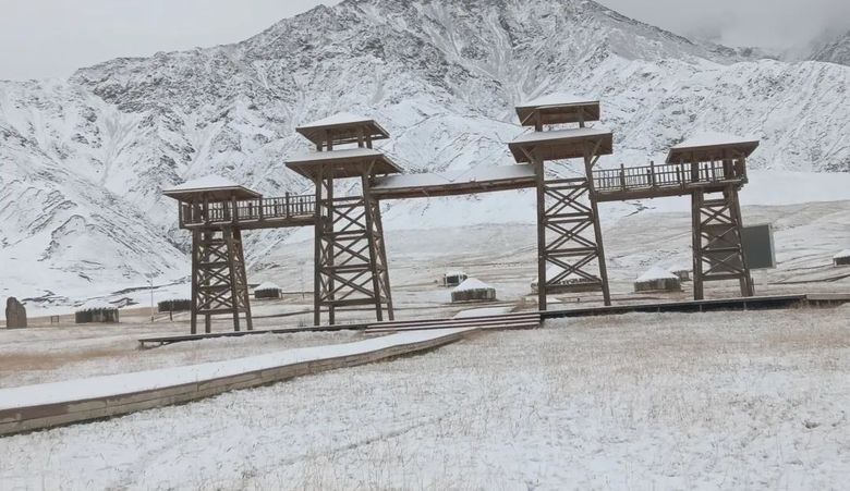 一牧场昆仑山大峡谷牙门景区迎来初雪，风景美不胜收