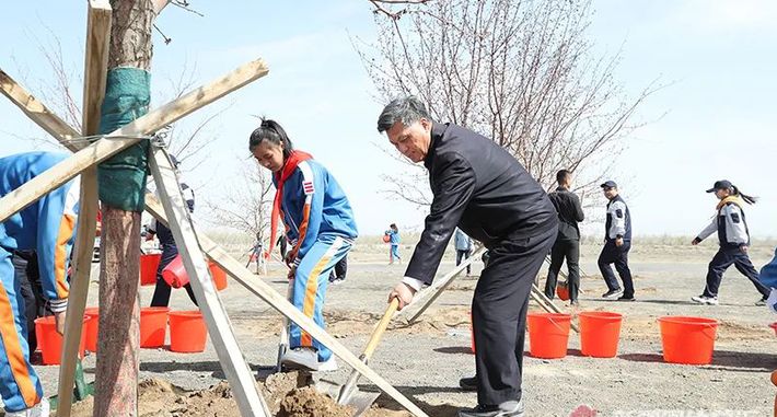 自治区领导集体开展义务植树活动