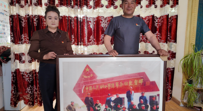 一枚党员徽章,一对夫妻,一生坚守 —— 解锁昆仑山脚下的民族团结密码