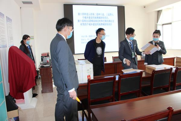 3月2日，开标厅检查资质。