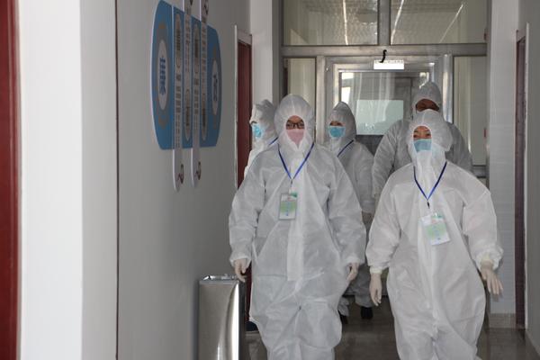 穿戴好防护服、口罩、手套的专家进入评标区。