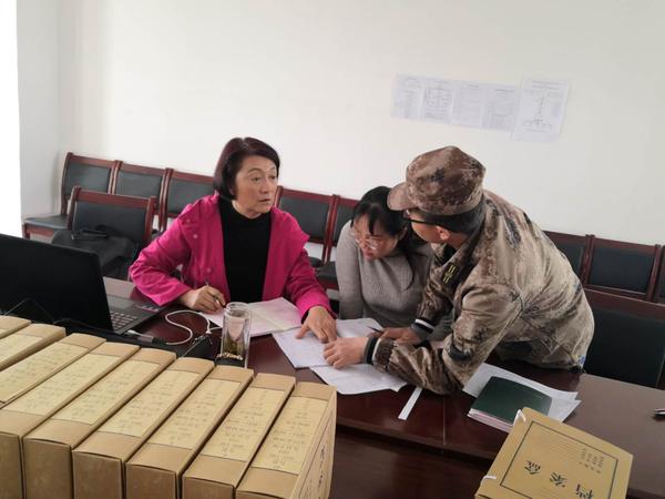 图1为岳勤大队长现场讲解