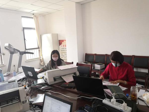 图2为证书打印现场