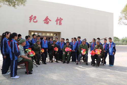 老战士在屯垦戍边纪念馆前向学生讲解峥嵘岁月