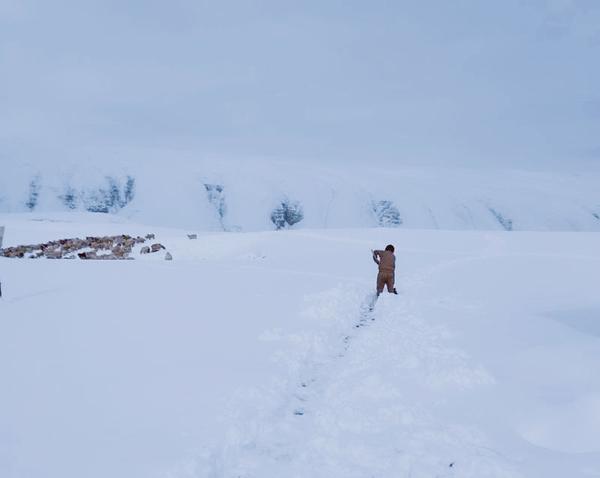 一牧场山上厚雪