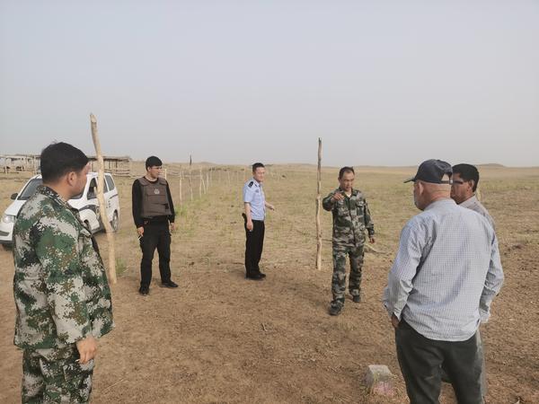 社会管理综合治理办公室主任向群众宣传维稳防护知识