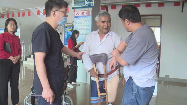 技术人员为残疾人装配假肢