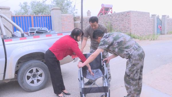 为残疾人送轮椅