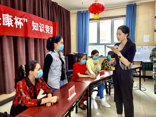 参赛选手正在紧张答题