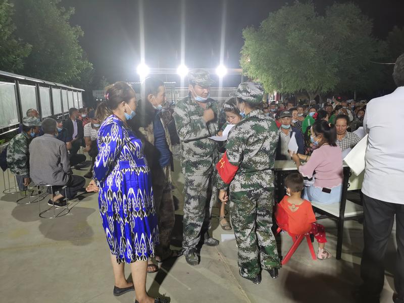 国土分局干部向群众答疑解惑