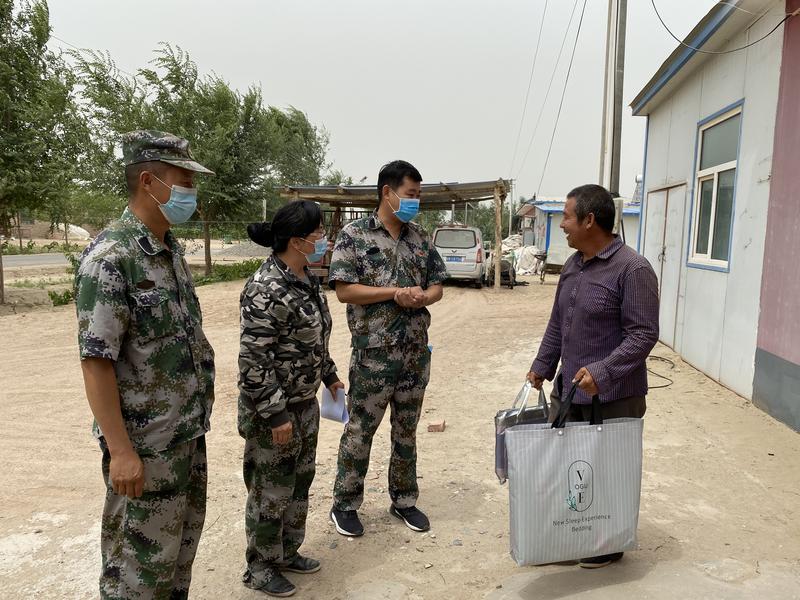 慰问职工党员送温暖