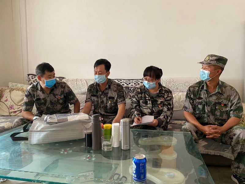 与职工党员亲切交谈1