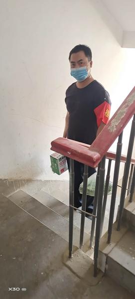 余琳琦为居民代买物资3