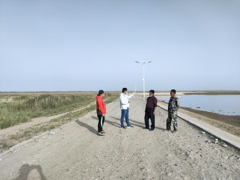 二二五团国土分局向水库管理人员及过往群众开展宣传活动