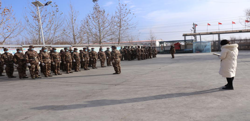 图为225团纪委在拉依苏村检查记录拉依苏村组织开展冬训活动情况