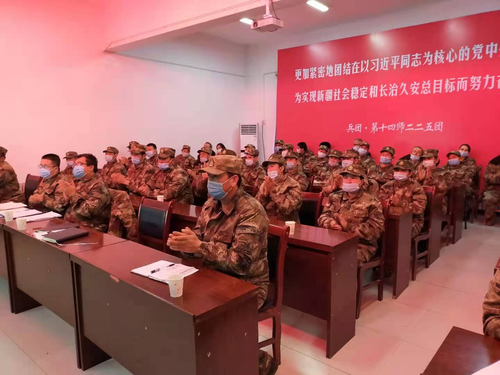 图为喀孜纳克全体党员听取牛新民同志宣讲十九届五中全会精神