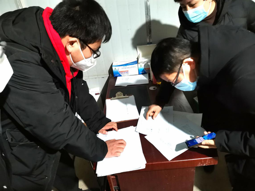 (图为第十四师昆玉市疫情防控工作督导组在师市运输物流及冷链食品集散点监督检查人、车、物核酸采样台账)