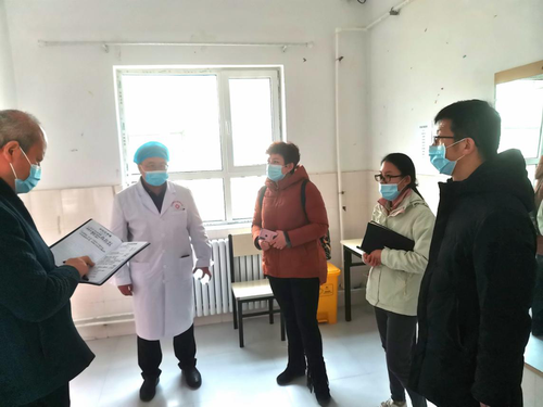 （图为第十四师昆玉市疫情防控工作督导组在225团医院监督检查该院核酸采集点整改情况）