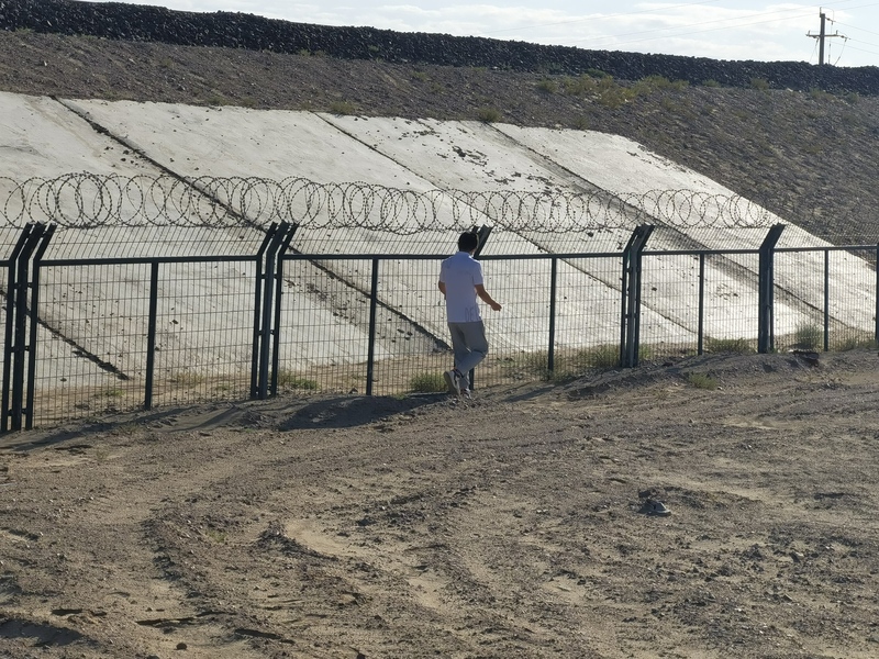 二二四团护路办干部在工作返回途中“顺路巡护”。吴天雄摄