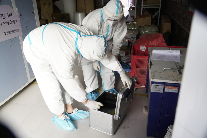 外环境采样完成对采样箱进行消杀