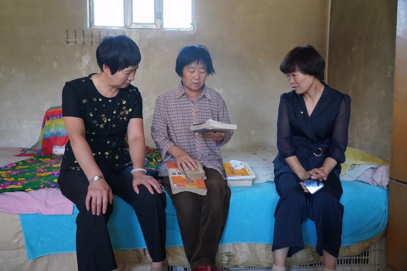 张智慧在苗彦彦家送关怀