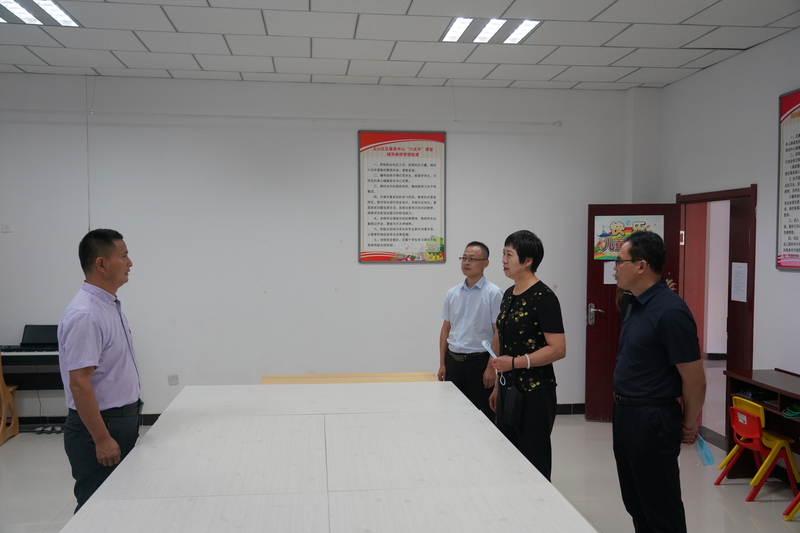 张智慧在玉龙社区调研