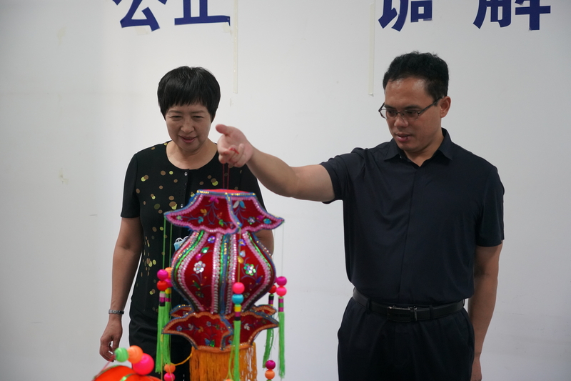 张智慧在玉龙社区手工编织室调研