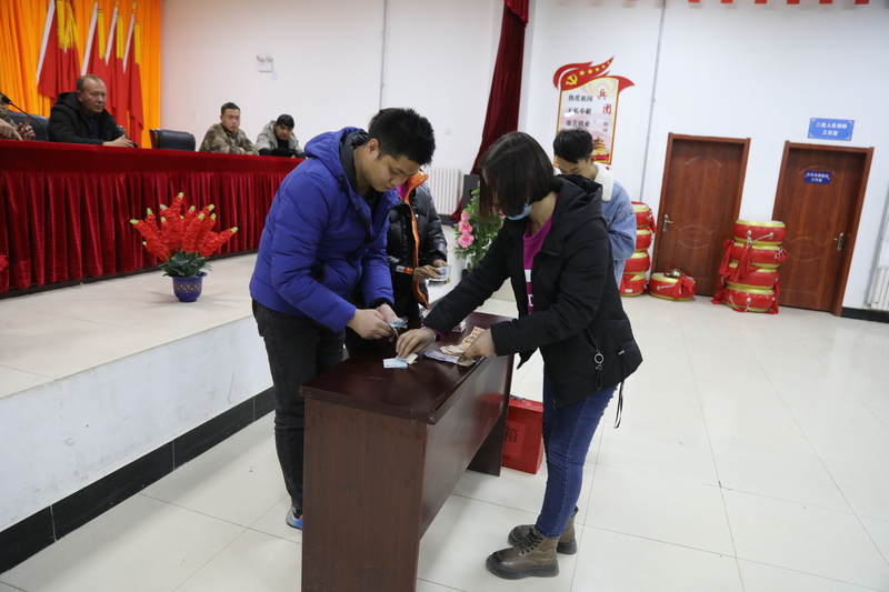 当场清点此次捐款总额