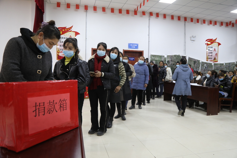 二连群众积极踊跃，有序排队捐款