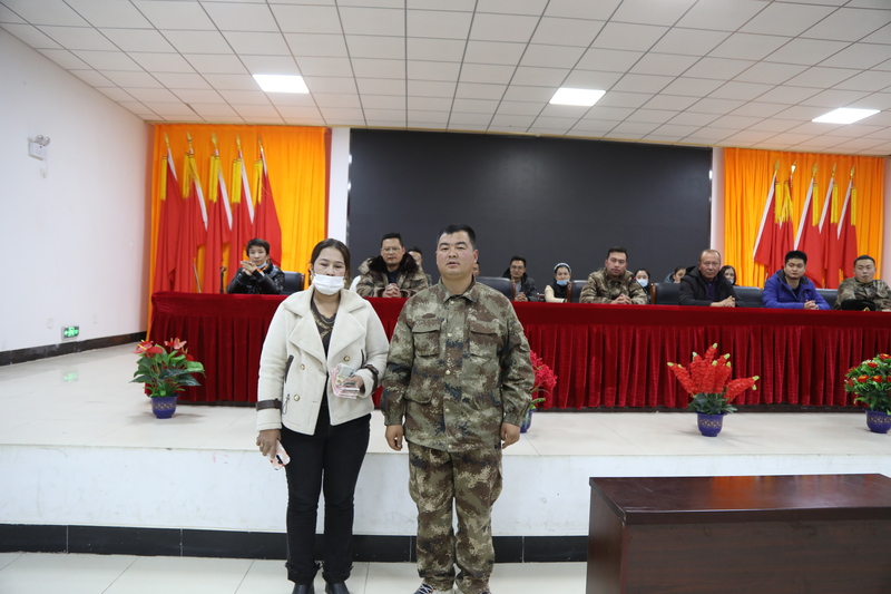 工作人员将募捐所得爱心款交予病人家属