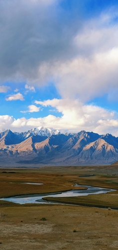 翠原河影绕天山