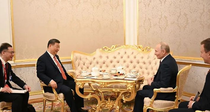 习近平同俄罗斯总统普京茶叙