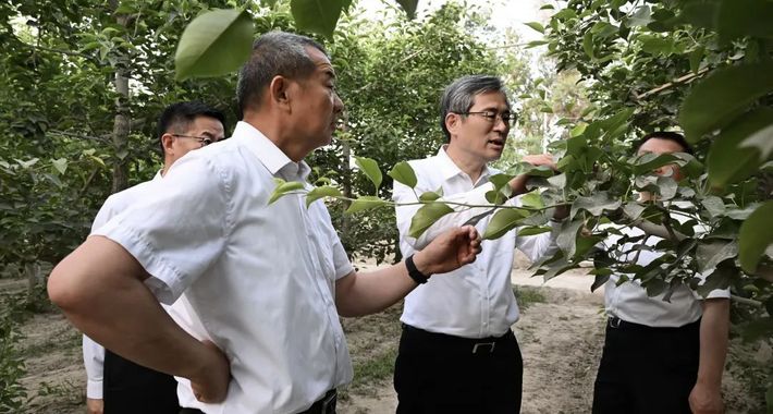 何忠友在二师铁门关市、十四师昆玉市调研