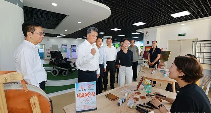 马兴瑞在自治区残联红十字会新疆贸促会调研