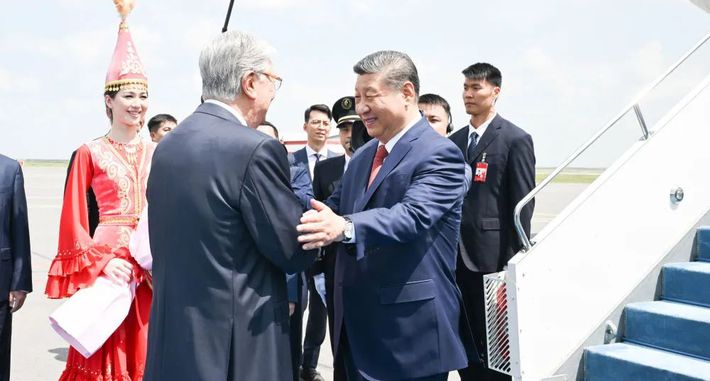 习近平抵达阿斯塔纳出席第二届中国－中亚峰会