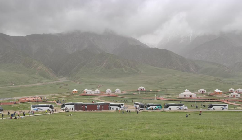 繁荣兵团·多彩昆玉 | "京和号"旅游专列500余名游客畅游昆仑山大峡谷景区