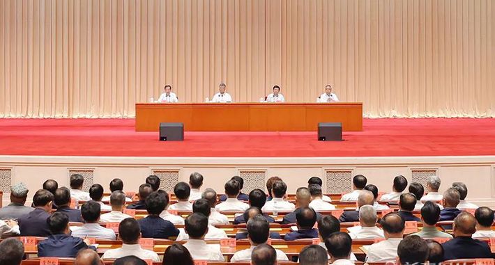 自治区召开领导干部会议