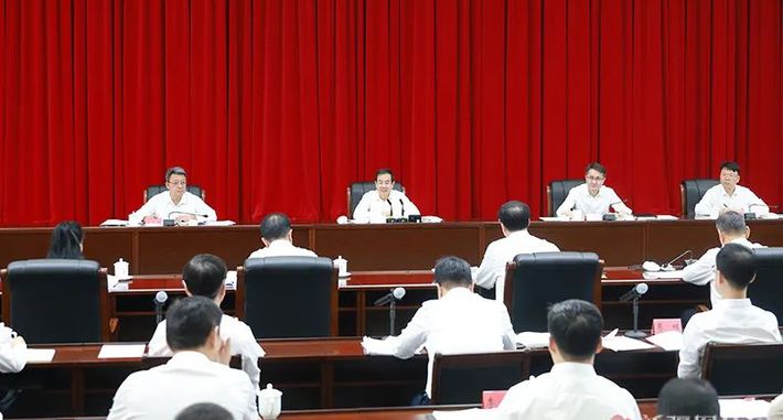 陈小江在乌鲁木齐市和兵团第十二师调研