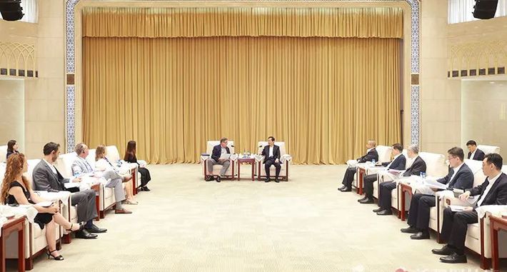 陈小江艾尔肯·吐尼亚孜会见参加中美“飞虎队”友谊合作论坛外宾代表