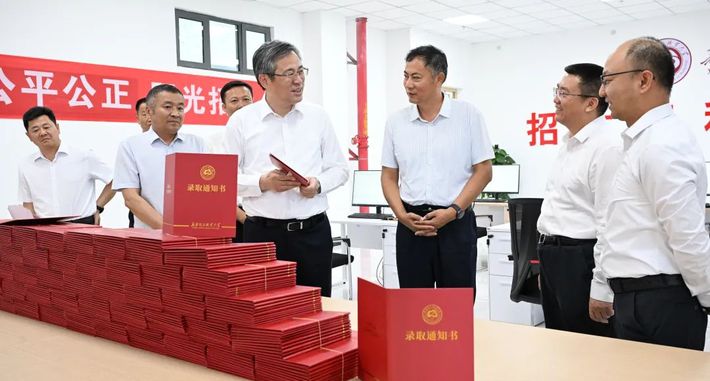 何忠友在草湖项目区、三师图木舒克市调研