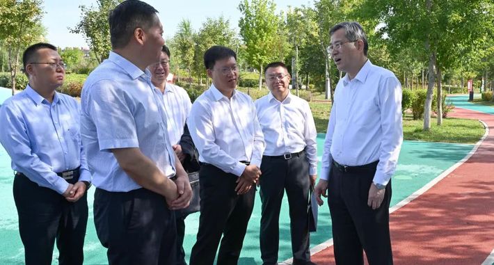 何忠友在十二师调研