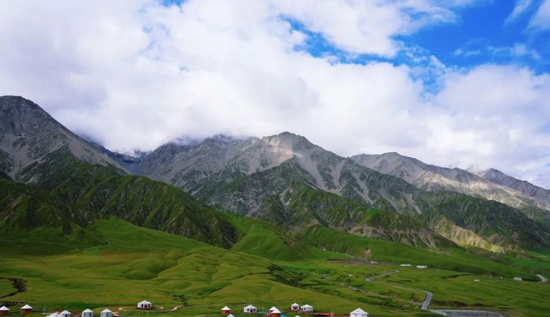 昆仑山大峡谷避暑游持续升温 游客尽享美景