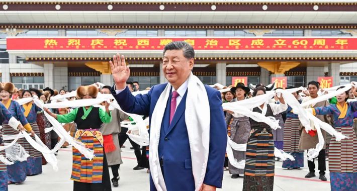 习近平率中央代表团抵达拉萨出席西藏自治区成立60周年庆祝活动