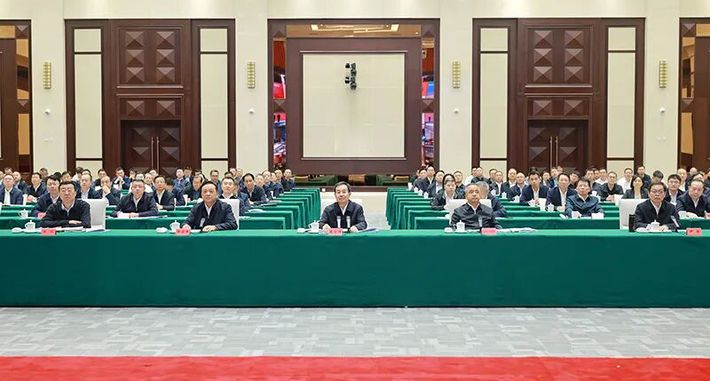 自治区举行2025年重大项目集中开竣工暨三季度重点项目调度会