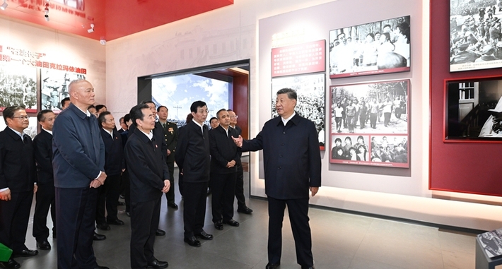 习近平参观新疆维吾尔自治区成立70周年主题成就展