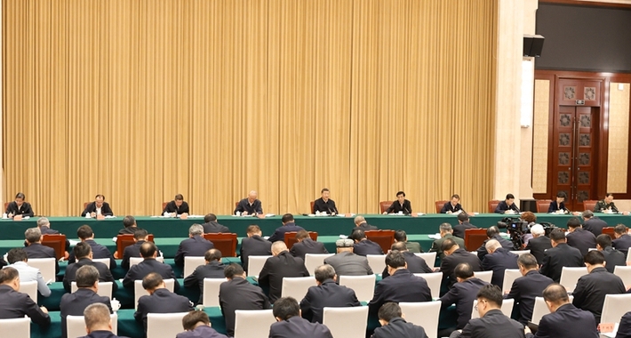 习近平听取新疆维吾尔自治区党委和政府工作汇报