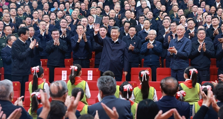 习近平观看庆祝新疆维吾尔自治区成立70周年文艺晚会《美丽新疆》