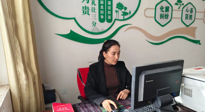 昆玉榜样丨阿孜古丽·阿木提:在连队穿梭,用情理法解开群众心结