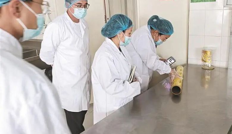 上级媒体看昆玉 | “沉浸式”陪餐保障师生“舌尖上的安全”